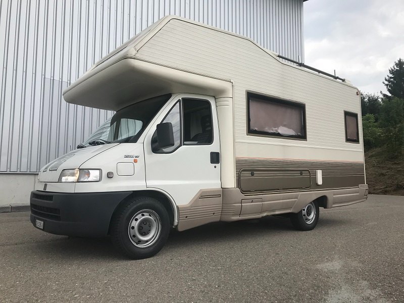 Alkoven-Wohnmobil vor der Abholung